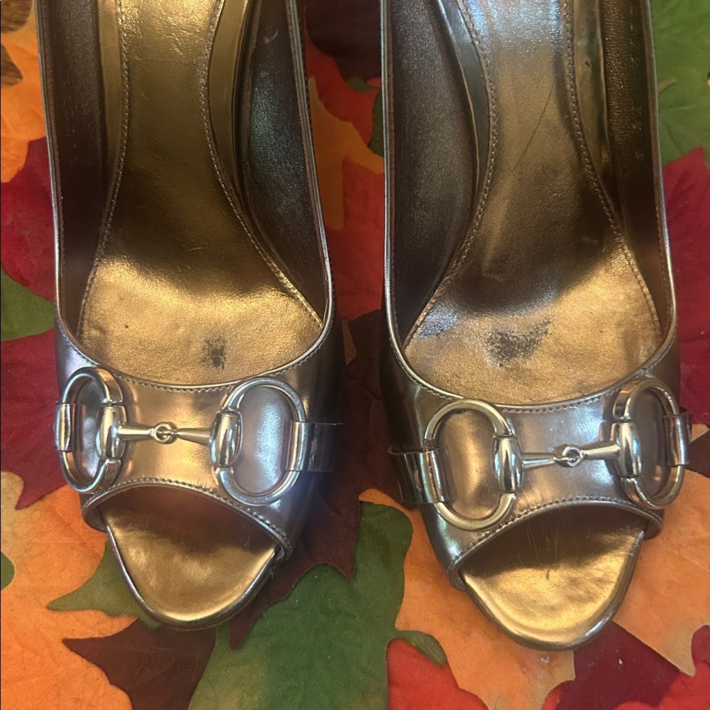 Gucci Metallic Mirror Gold Horse Bit Peep Toe Heels size 7.5 - Picture 3 of 17